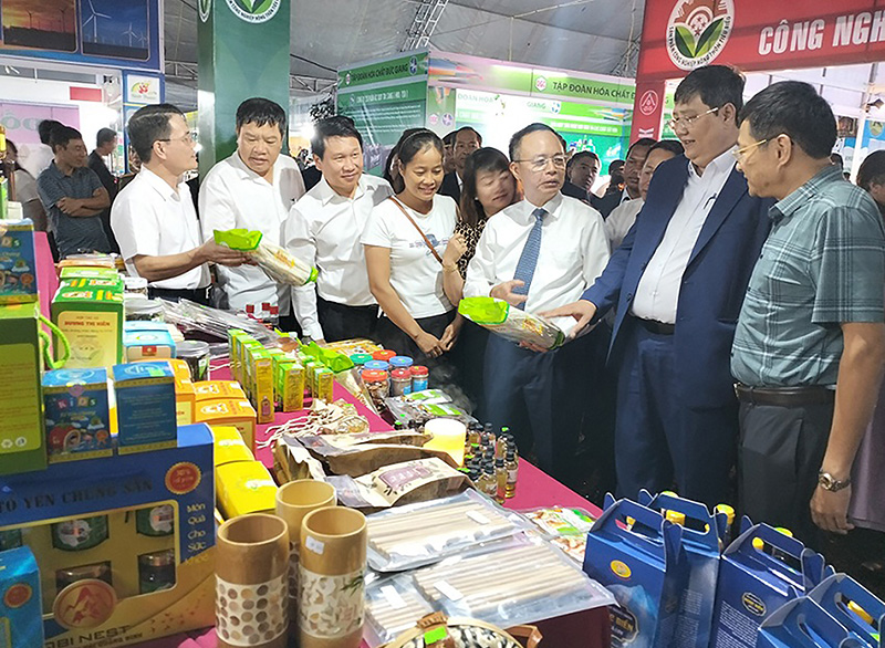 Các đại biểu tham quan gian hàng triển lãm các sản phẩm của tỉnh Quảng Bình.