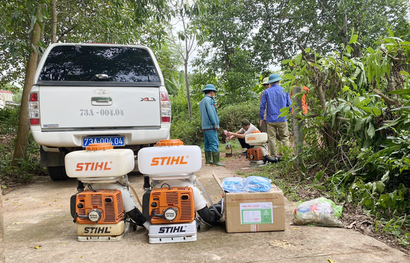 Trung tâm Y tế huyện Bố Trạch chuẩn bị đầy đủ hóa chất, vật tư và máy phun ULV đeo vai phun hóa chất diệt muỗi tại xã Hạ Trạch.