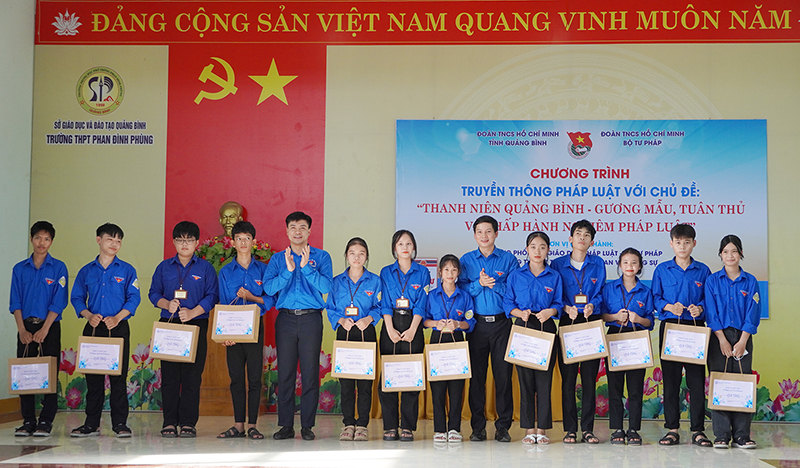  Đại diện lãnh đạo Đoàn Thanh niên Bộ Tư pháp và Tỉnh đoàn Quảng Bình trao quà hỗ trợ cho các học sinh Trường THPT Phan Đình Phùng.