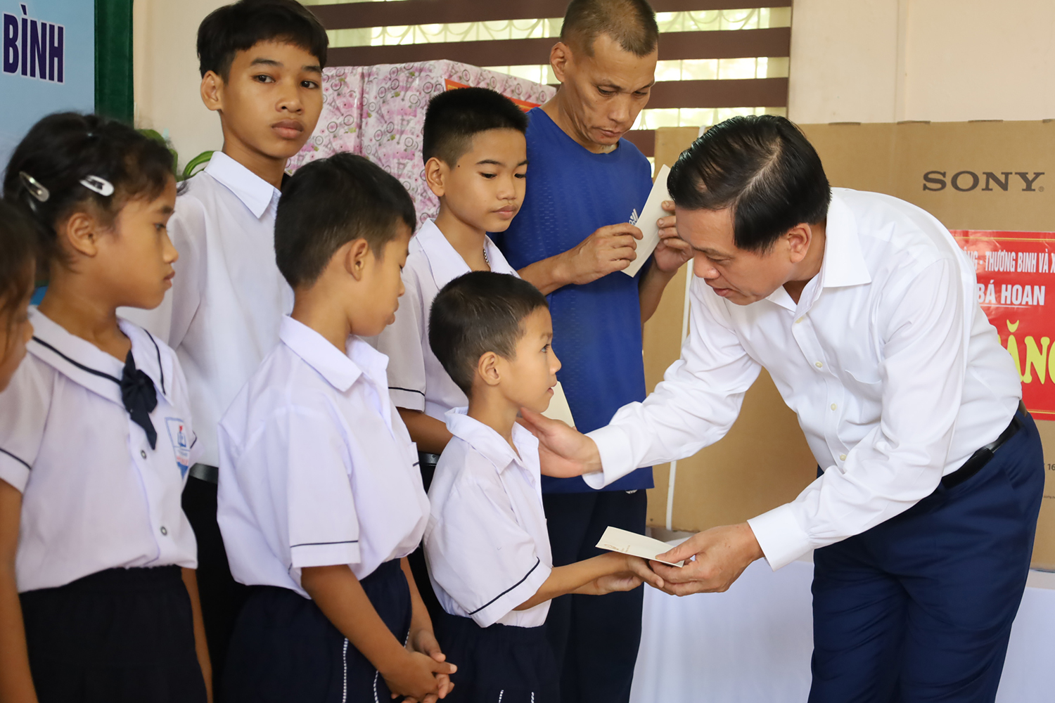 Thứ trưởng Nguyễn Bá Hoan trao quà hỗ trợ cho các đối tượng bảo trợ xã hội. 