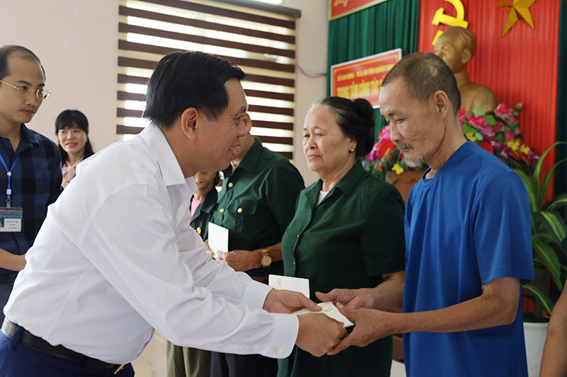 Thứ trưởng Nguyễn Bá Hoan trao quà hỗ trợ đối tượng người có công với cách mạng đang được nuôi dưỡng tại trung tâm. 