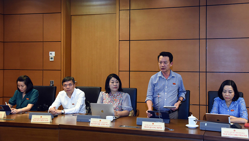 Đại biểu Trần Quang Minh thảo luận tại tổ.
