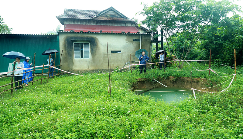 Toàn cảnh hố sụt, lún.