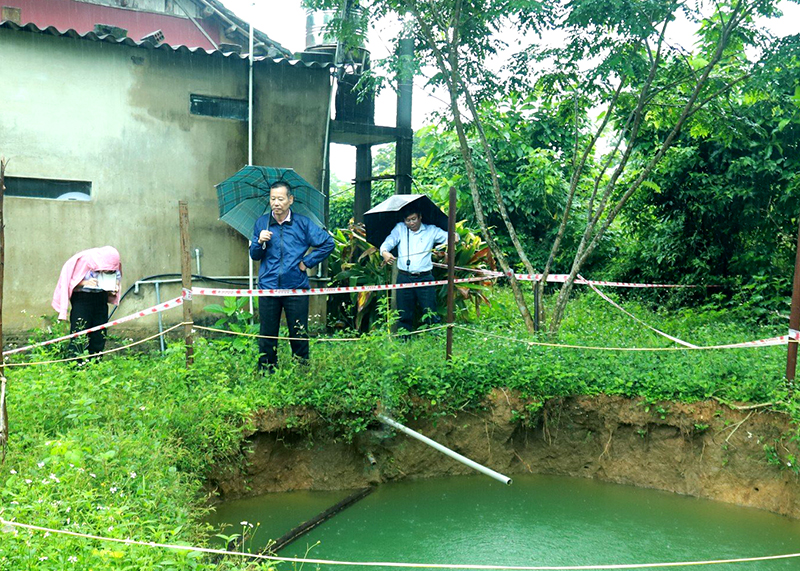 Các chuyên gia tiến hành khảo sát.