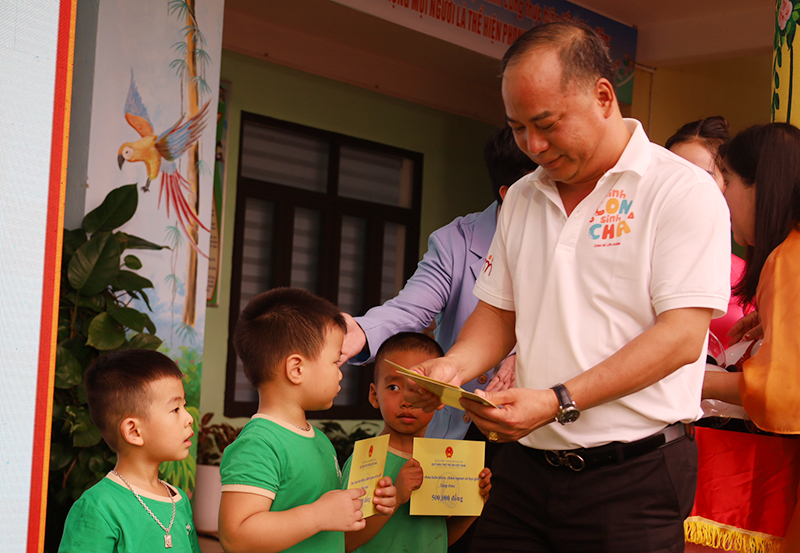 Lãnh đạo Quỹ Bảo trợ trẻ em Việt Nam trao quà cho trẻ em có hoàn cảnh khó khăn.