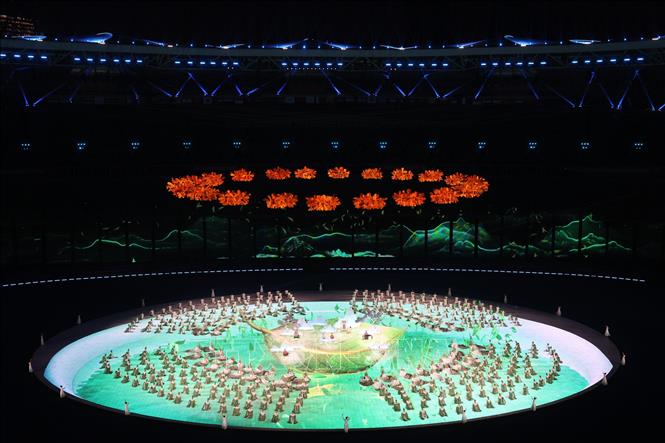 Các nghệ sĩ trình diễn tại lễ bế mạc Asian Para Games 2023 ở Hàng Châu, Trung Quốc tối 28/10/2023. Ảnh: THX/TTXVN