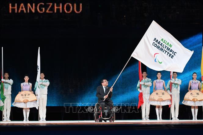 Lễ bàn giao cờ của Ủy ban Thể thao Người khuyết tật châu Á tại lễ bế mạc Asian Para Games 2023 ở Hàng Châu, Trung Quốc tối 28/10/2023. Ảnh: THX/TTXVN