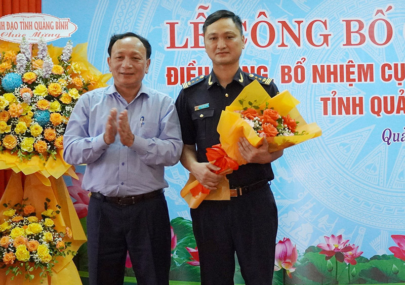 Đồng chí Phó Bí thư Thường trực Tỉnh ủy Trần Hải Châu tặng hoa chúc mừng tân Cục trưởng Cục Hải quan tỉnh Quảng Bình.