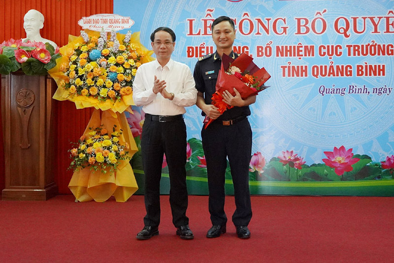 Đồng chí Phó Chủ tịch UBND tỉnh Phan Mạnh Hùng tặng hoa chúc mừng tân Cục trưởng Cục Hải quan tỉnh Quảng Bình.