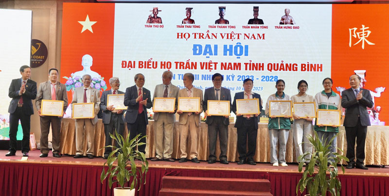 Trao giấy khen cho các họ tộc, gia đình, học sinh họ Trần có nhiều thành tích trong phong trào khuyến học khuyến tài.