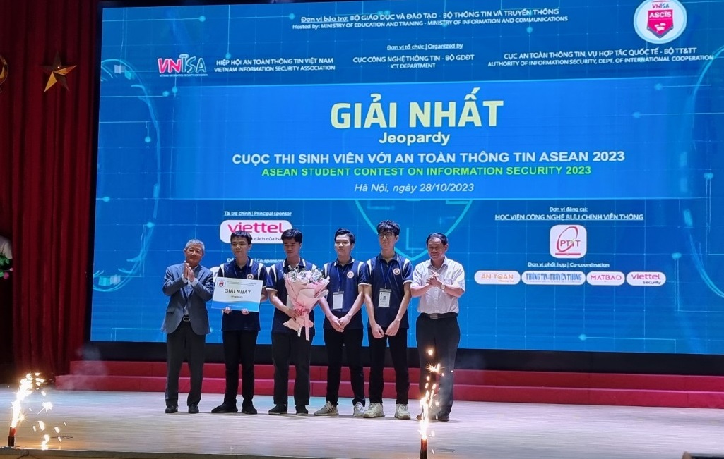 Trao giải Nhất cho đội của Học viện Kỹ thuật mật mã Hà Nội.