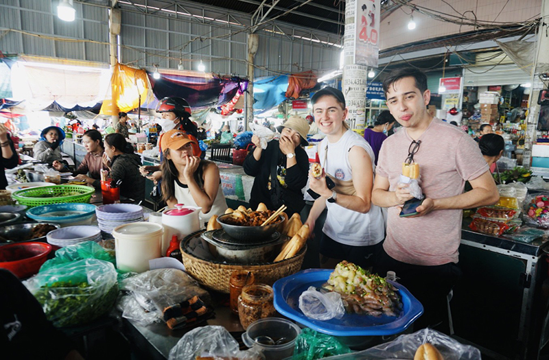 Thưởng thức ẩm thực tại chợ Đồng Hới-điểm nhấn thú vị nhất trong hành trình city tour Đồng Hới.
