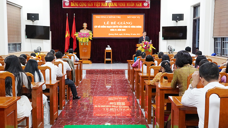 Quang cảnh lễ bế giảng.