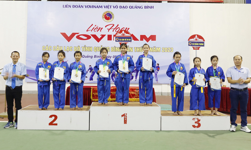 Các em võ sinh CLB Vovinam Làng trẻ em SOS Đồng Hới nhận giải nhất, nhì nội dung quyền đồng đội tại liên hoan Vovinam các CLB tỉnh Quảng Bình lần thứ I, năm 2023.