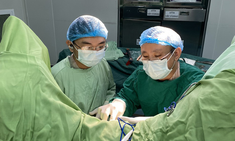 Các bác sĩ Bệnh viện hữu nghị Việt Nam-Cuba Đồng Hới ứng dụng vào thực tế giải pháp “Sử dụng dây thắt garo trong kỹ thuật Delormé để hạn chế mất máu trong phẫu thuật điều trị sa trực tràng ở người lớn tuổi”.