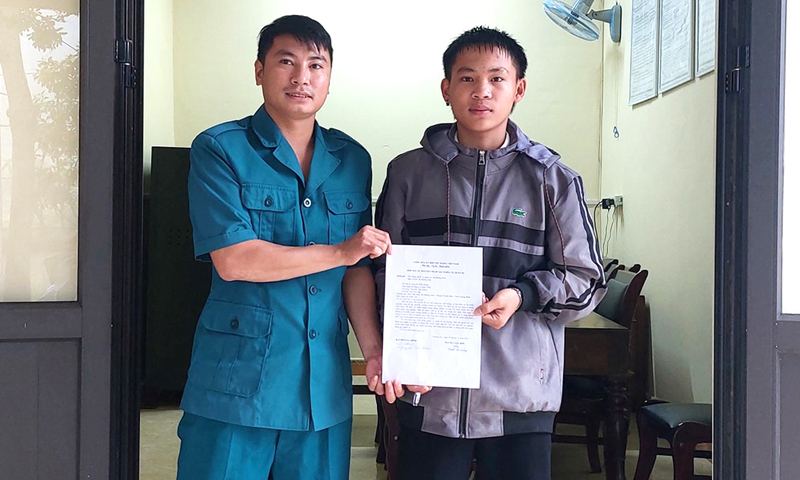 Thanh niên Nguyễn Tiến Dũng viết đơn tự nguyện thực hiện nghĩa vụ quân sự.