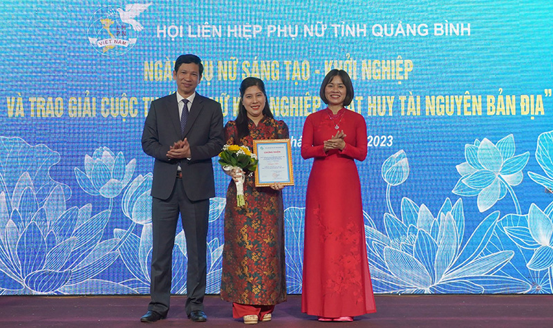 Đồng chí Phó Chủ tịch UBND tỉnh Hồ An Phong và lãnh đạo Hội LHPN tỉnh trao giải nhất cho dự án “Phát triển các sản phẩm bánh, sợi vải, trà từ cây gai bản địa Quảng Bình” (Ảnh: Ngọc Mai).