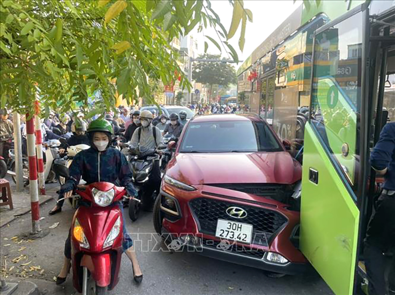  Hiện trường vụ tai nạn giao thông liên hoàn trên đường dẫn lên cầu Chương Dương, phía quận Long Biên (Hà Nội), sáng ngày 31/10/2023. Ảnh: An Đăng/TTXVN