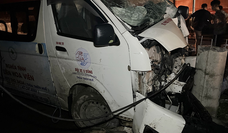 Xe cứu thương mất lái tông vào cột điện, 3 người bị thương