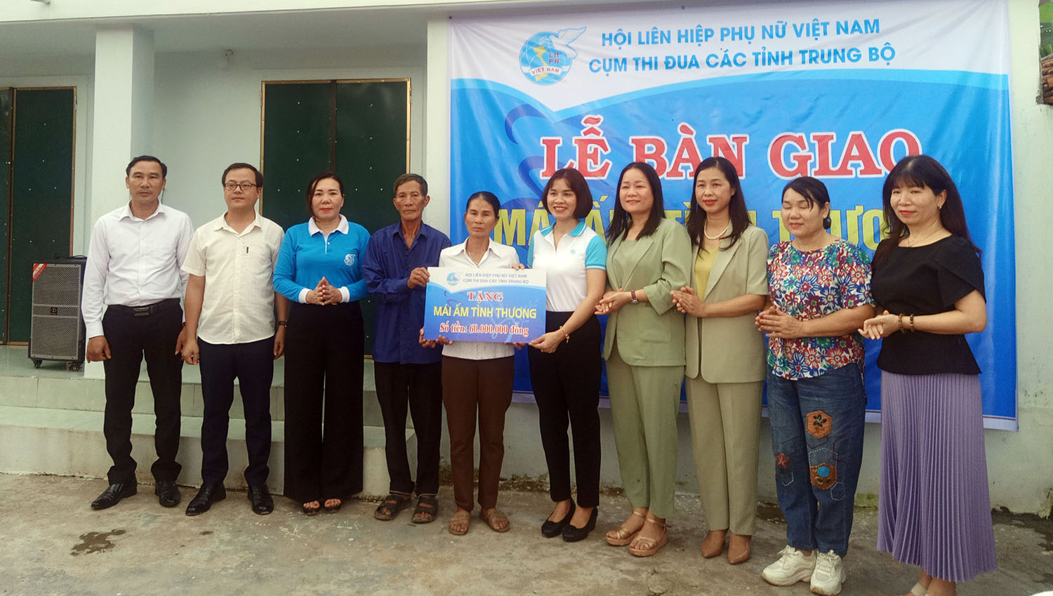 Bàn giao nhà "Mái ấm tình thương" và tham quan mô hình kinh tế tại huyện Quảng Trạch
