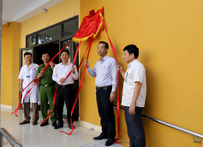 Gắn biển công trình khoa Dược, Bệnh viện đa khoa huyện Quảng Ninh