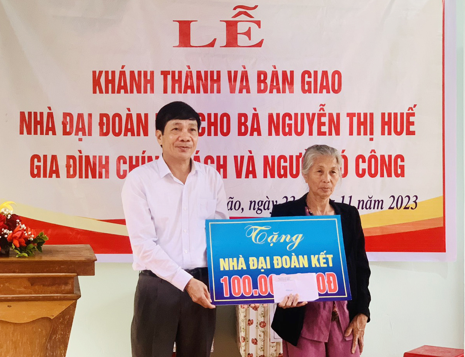 Đồng chí Phó Chủ tịch Thường trực HĐND tỉnh Nguyễn Công Huấn dự lễ bàn giao nhà "Đại đoàn kết"