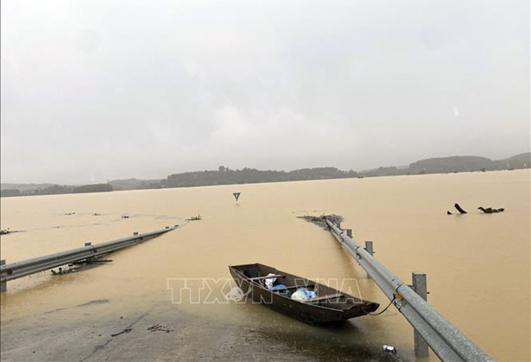 Nước lũ dâng cao gây ngập úng một tuyến đường tại xã Phúc Đồng, huyện Hương Khê, tỉnh Hà Tĩnh. Ảnh: Hữu Quyết/TTXVN