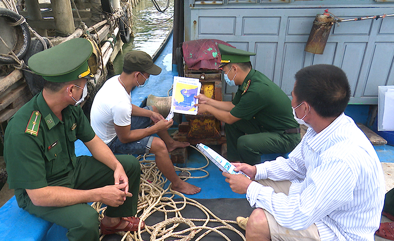 Cán bộ đồn Biên phòng Cửa khẩu Cảng Gianh tuyên truyền về khai thác hải sản đúng quy định.