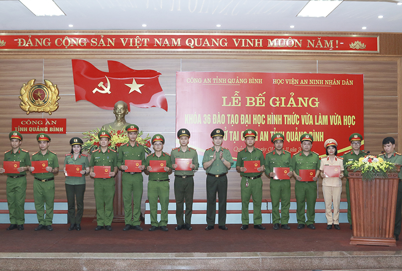 Đại diện lãnh đạo Học viện ANND trao bằng tốt nghiệp cho các học viên.