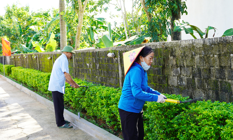 Nhân dân thôn Đại Nam 2 (xã Đại Trạch, Bố Trạch) tích cực tôn tạo, chỉnh trang đường làng, lối xóm.