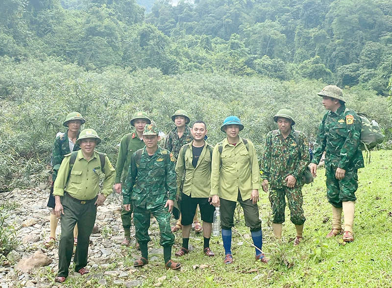 Các lực lượng liên ngành huyện Tuyên Hóa kiểm tra rừng.