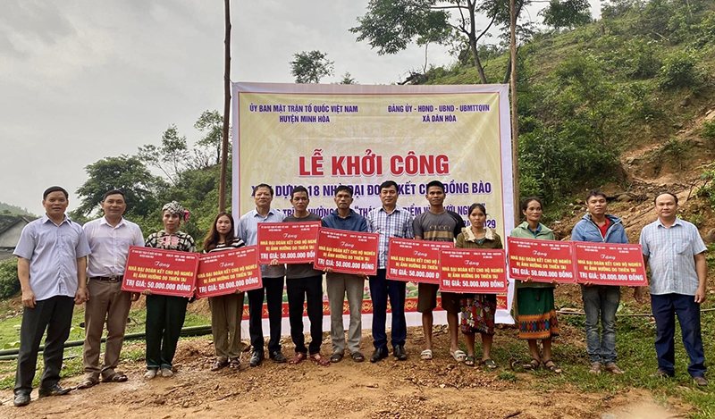 Lãnh đạo Ủy ban MTTQVN huyện Minh Hóa trao số tiền hỗ trợ xây dựng nhà “Đại đoàn kết” cho hộ có hoàn cảnh đặc biệt khó khăn.