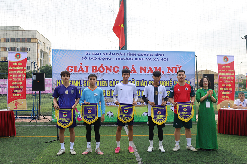Ban tổ chức trao cờ lưu niệm cho các đội bóng.