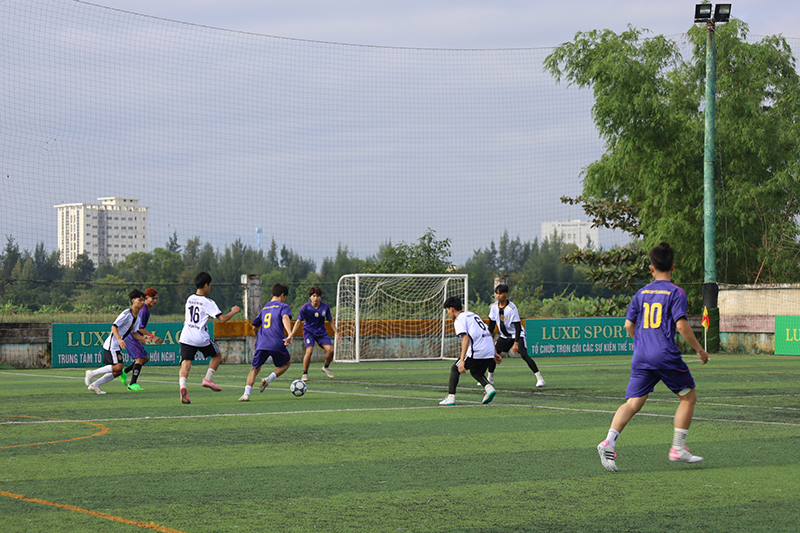 Ngay sau lễ khai mạc, đã diễn ra trận đấu giữa 2 đội bóng nam Trường cao đẳng Luật miền Trung và Trường cao đẳng Y tế Quảng Bình.