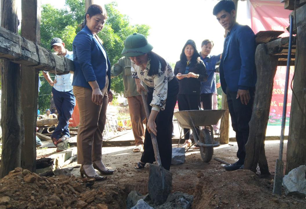 Ủy ban MTTQVN huyện Lệ Thủy và chính quyền địa phương khởi công xây dựng nhà “Đại đoàn kết” cho gia đình ông Hồ Bích.