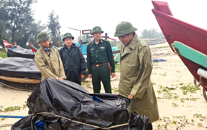 Lãnh đạo tỉnh, huyện và các đơn vị liên quan kiểm tra công tác phòng, chống thiên tai tại xã Hải Ninh (Quảng Ninh).