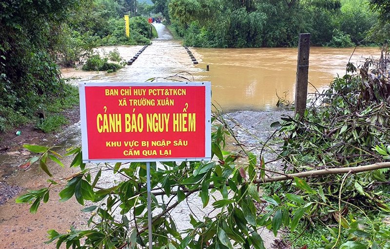 Ban Chỉ huy PCTT và TKCN kiêm PTDS các địa phương triển khai cắm các biển cảnh báo để người dân chủ động phòng tránh, bảo đảm an toàn.