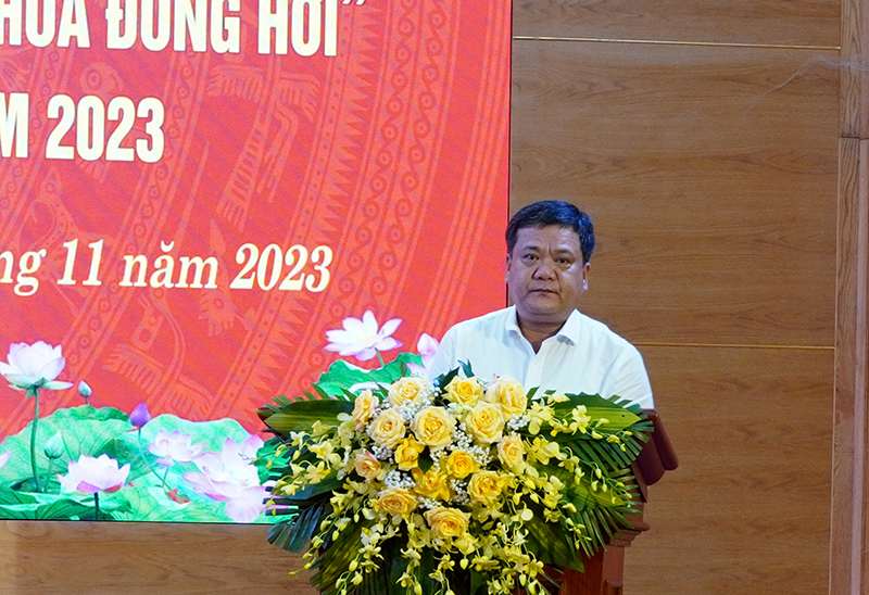 Đồng chí Bí thư Thành ủy Đồng Hới Trần Phong phát biểu tại hội nghị. 