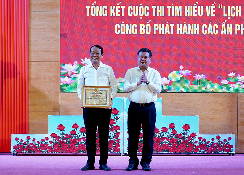 Đồng chí Bí thư Thành ủy Đồng Hới Trần Phong trao giải nhất cho tập thể Đảng bộ phường Đồng Sơn.