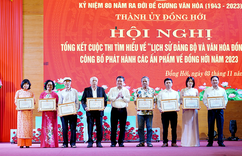 Đồng chí Bí thư Thành ủy Đồng Hới Trần Phong trao thưởng cho các cá nhân có thành tích trong xây dựng các ấn phẩm về Đồng Hới.