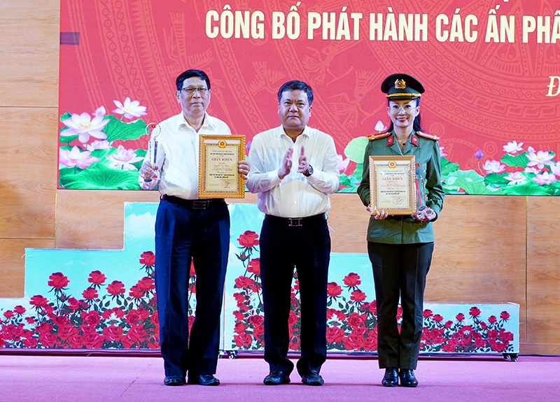 Đồng chí Bí thư Thành ủy Đồng Hới Trần Phong trao giải A cho các tác giả, nhóm tác giả.