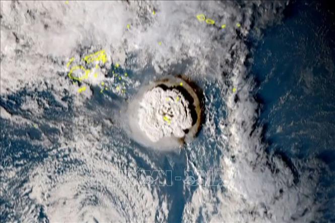 Núi lửa phun trào gây ra sóng thần tại Tonga. Ảnh tư liệu: AFP/TTXVN