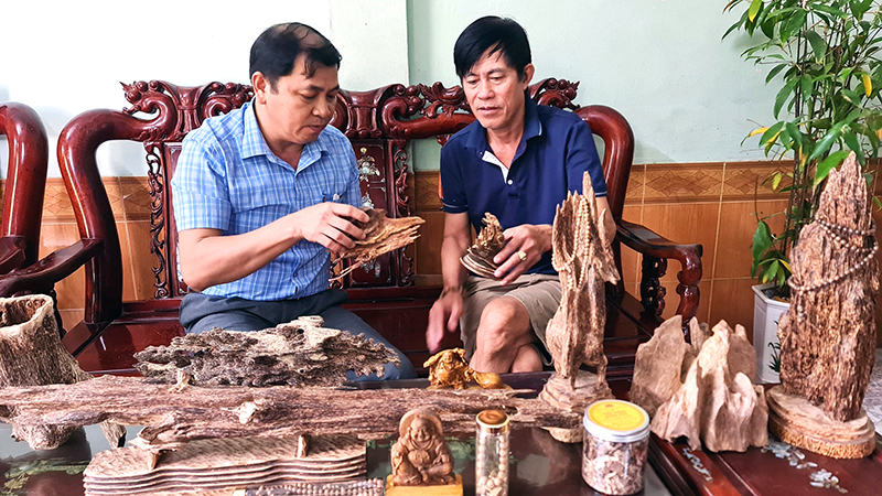 Các sản phẩm sản xuất từ trầm hương của cơ sở sản xuất và mua bán trầm hương Trần Hằng, thôn Trung Quán. 