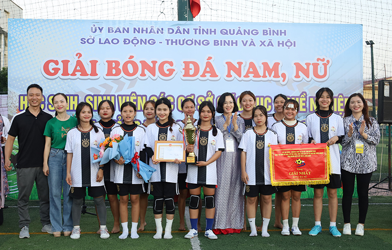 Ban tổ chức trao giải nhất bóng đá nữ cho đội Trường cao đẳng Luật miền Trung.