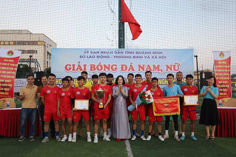 Giải nhất bóng đá nam thuộc về đội Trường cao đẳng Nghề Quảng Bình.