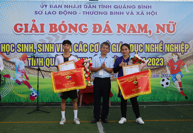 Giải nhì thuộc về đội bóng đá nam Trường cao đẳng Luật miền Trung và đội bóng đá nữ Trường cao đẳng Y tế Quảng Bình.