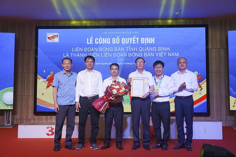 Đại diện Liên đoàn bóng bàn Việt Nam trao quyết định công nhận Liên đoàn bóng bàn Quảng Bình là thành viên của Liên đoàn bóng bàn Việt Nam.
