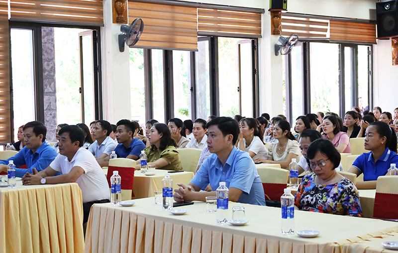 Đoàn viên, công nhân lao động Công đoàn cơ sở Công ty CP Việt Trung tham dự hội nghị tập huấn.