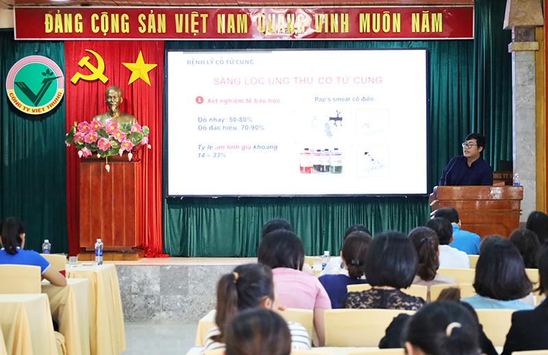 Đại diện Trung tâm Kiểm soát bệnh tật tỉnh tuyên truyền, nâng cao nhận thức, hiểu biết về chăm sóc sức khoẻ cho lao động nữ.