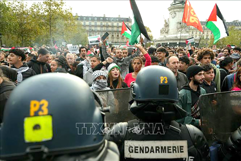 Cảnh sát Pháp được triển khai để ngăn chặn những người biểu tình quá khích tại Paris, Pháp nhằm phản đối cuộc xung đột Hamas-Israel,  ngày 12/10/2023. Ảnh: AFP/TTXVN